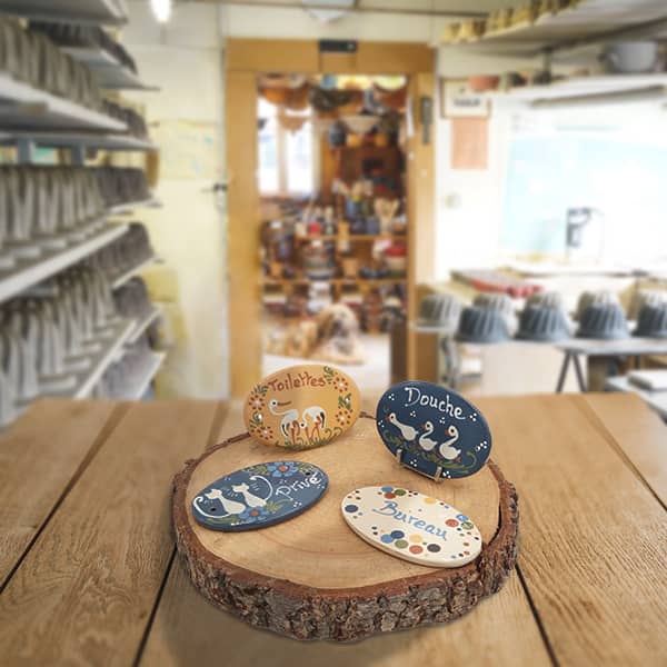 lot plaquettes numéro ou wc en terre cuite poterie friedmann, fabrication artisanale Alsace